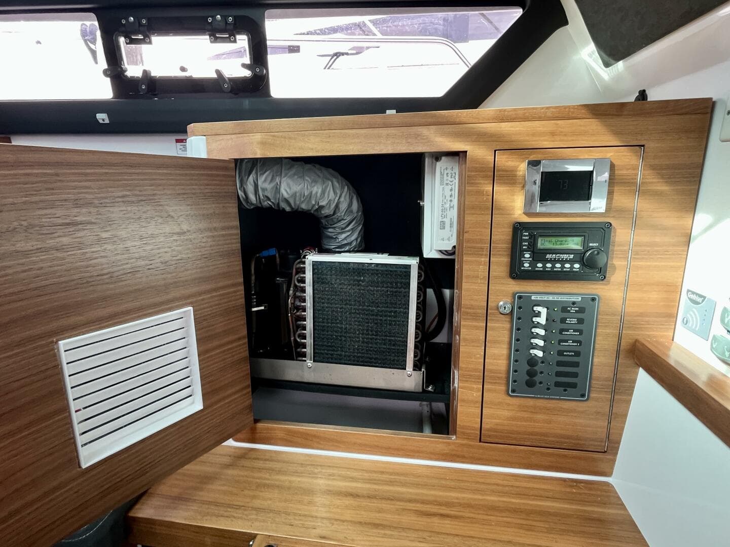 2018 Axopar 37 Sport Cabin R — photo 31