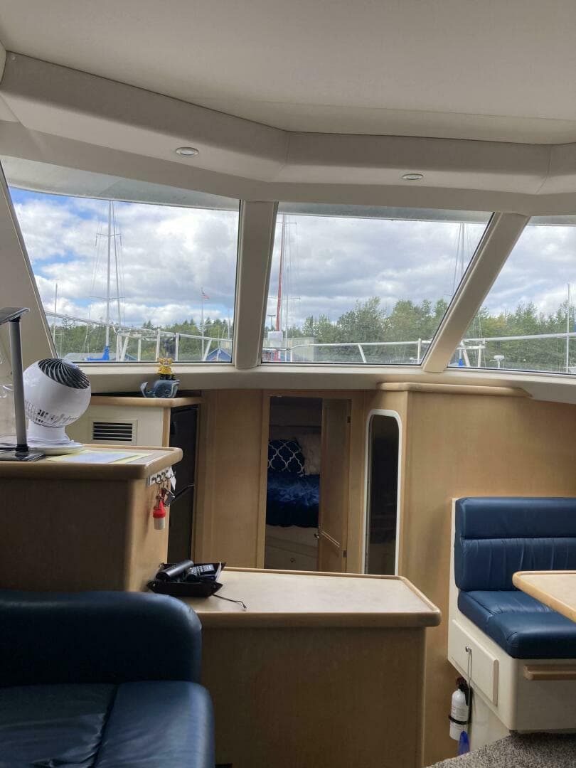 1998 Carver 355 Aft Cabin — photo 9