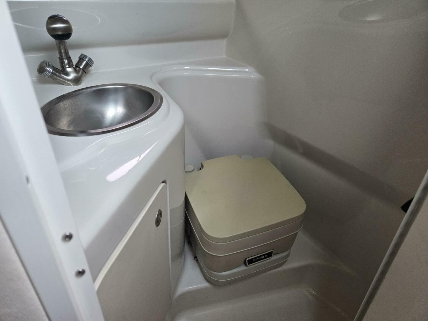 2007 Sea Ray 240 Sundancer — photo 16