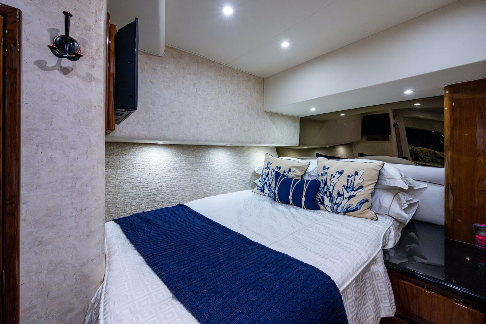 2004 Egg Harbor 43 Sport Fisherman — photo 32