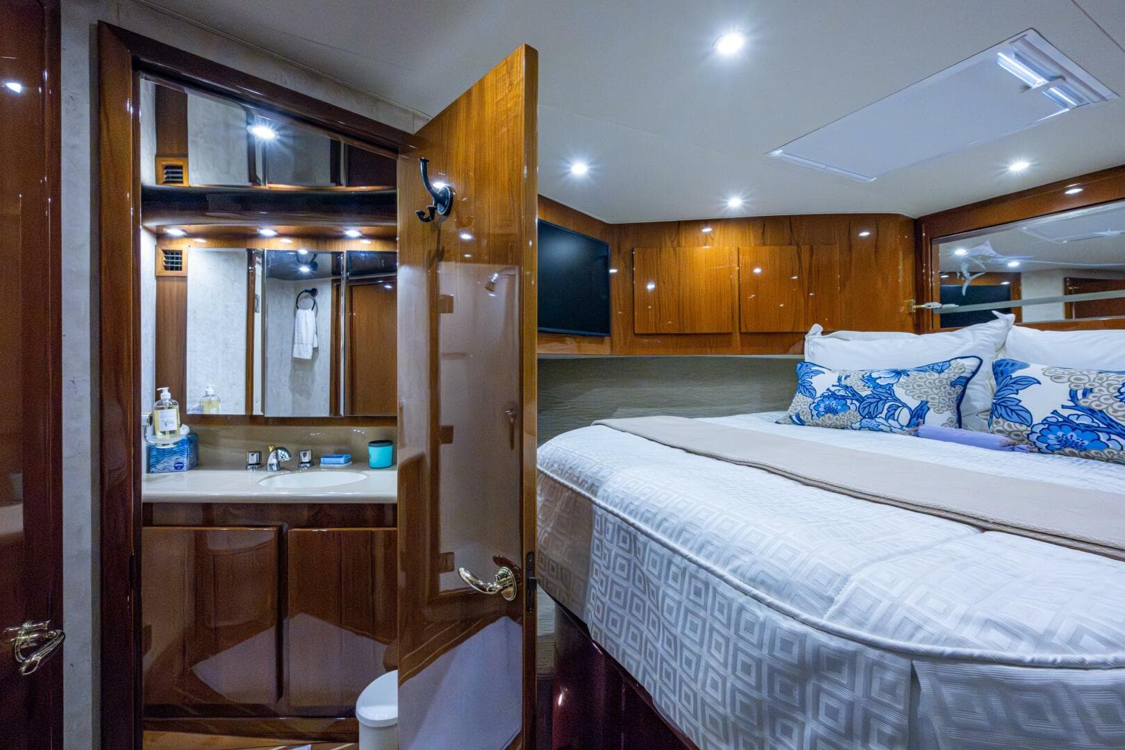 2004 Egg Harbor 43 Sport Fisherman — photo 29