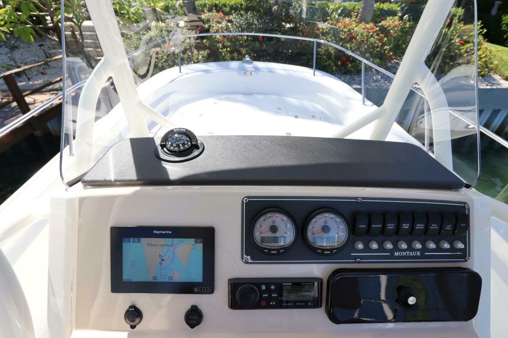 2019 Boston Whaler 210 Montauk — photo 17