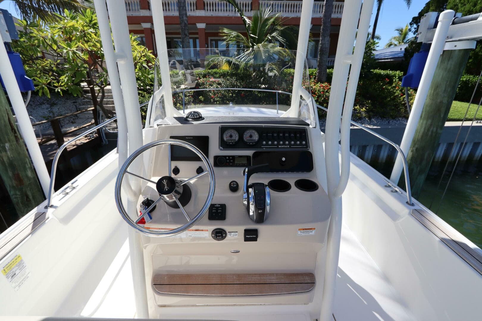 2019 Boston Whaler 210 Montauk — photo 15