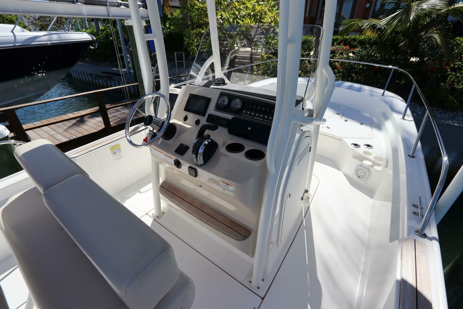 2019 Boston Whaler 210 Montauk — photo 13