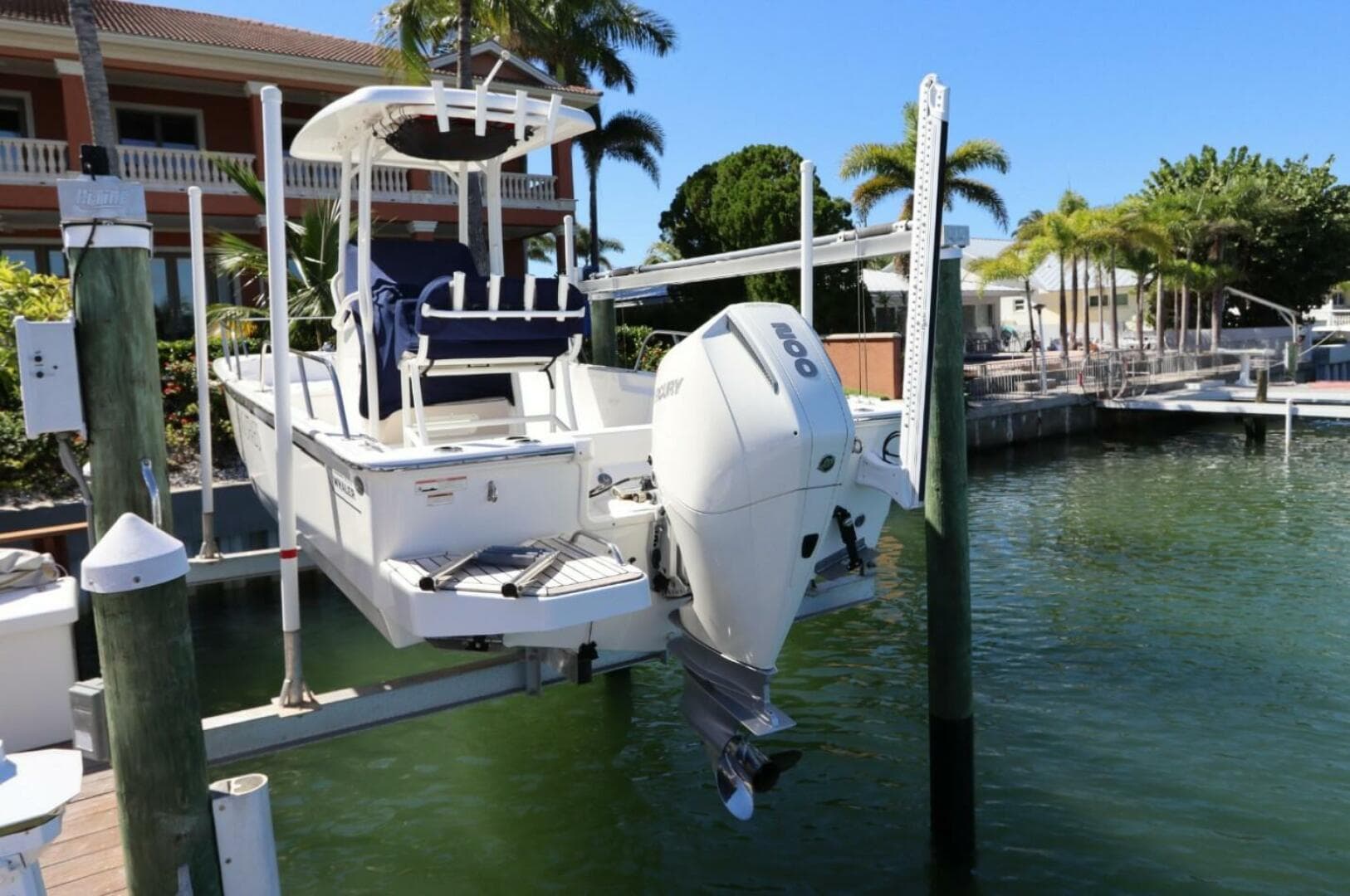 2019 Boston Whaler 210 Montauk — photo 4