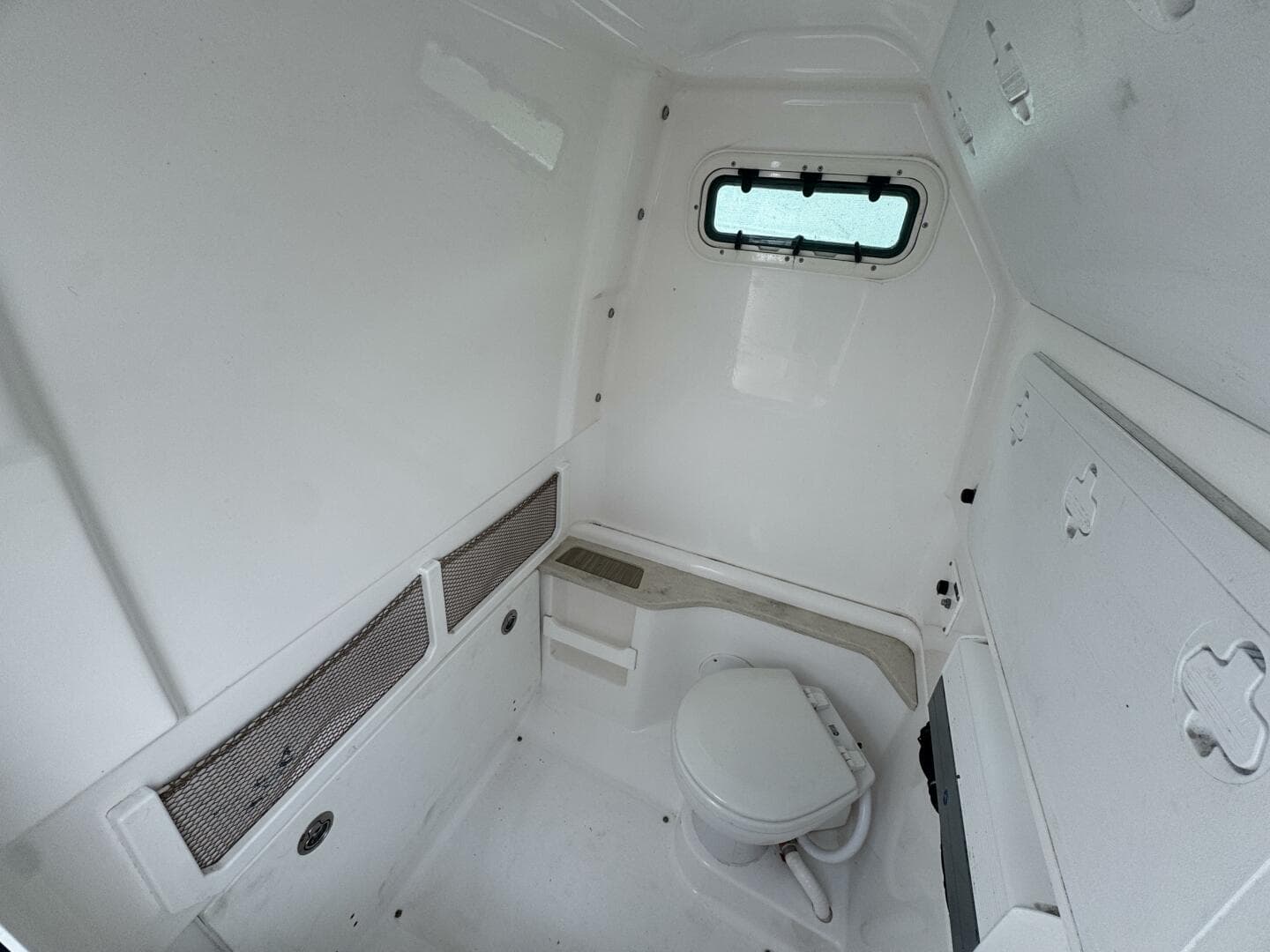 2019 Everglades 273 CC — photo 17