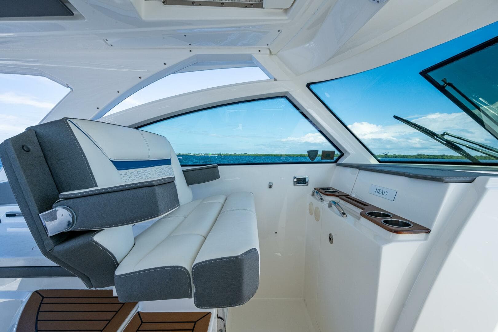 2021 Tiara Yachts 34 LX — photo 10