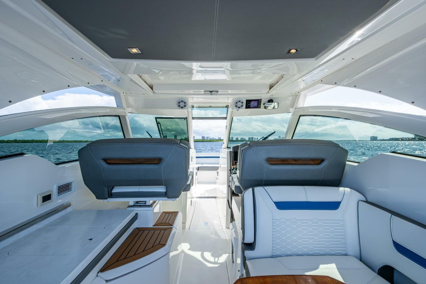 2021 Tiara Yachts 34 LX — photo 17