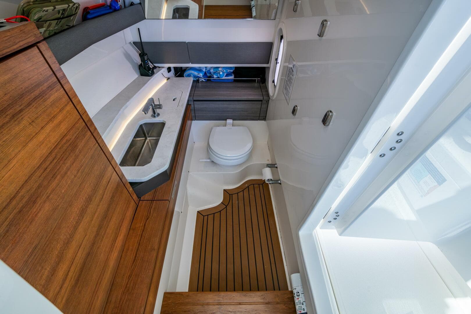 2021 Tiara Yachts 34 LX — photo 20