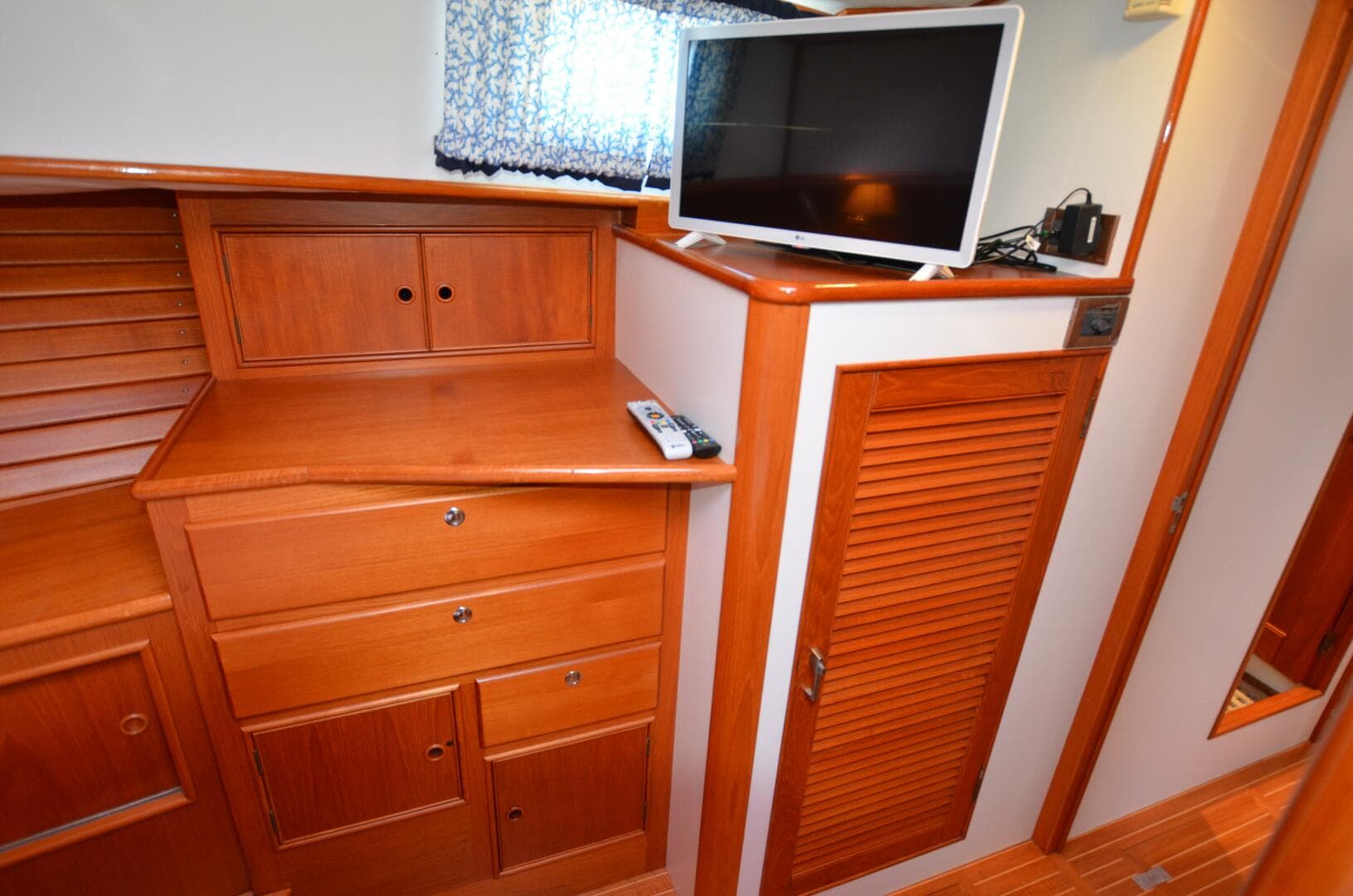 2000 Grand Banks Eastbay HX — photo 37