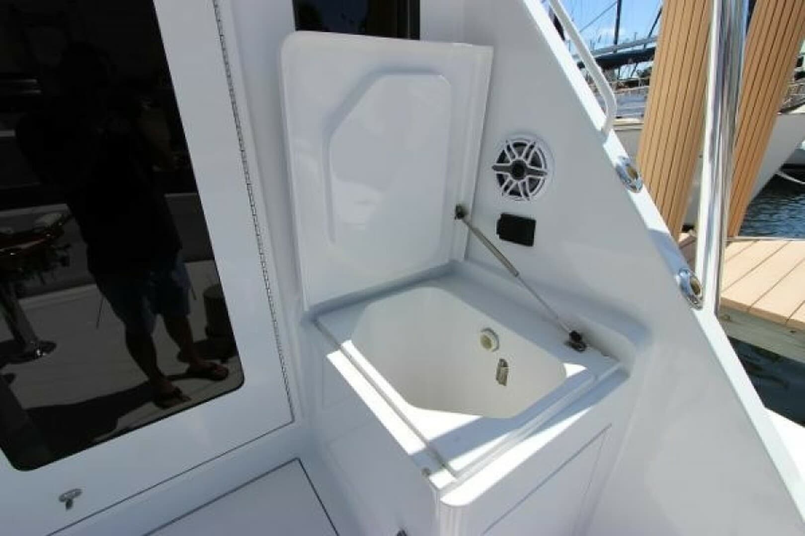 2004 Hatteras 60 Convertible — photo 21