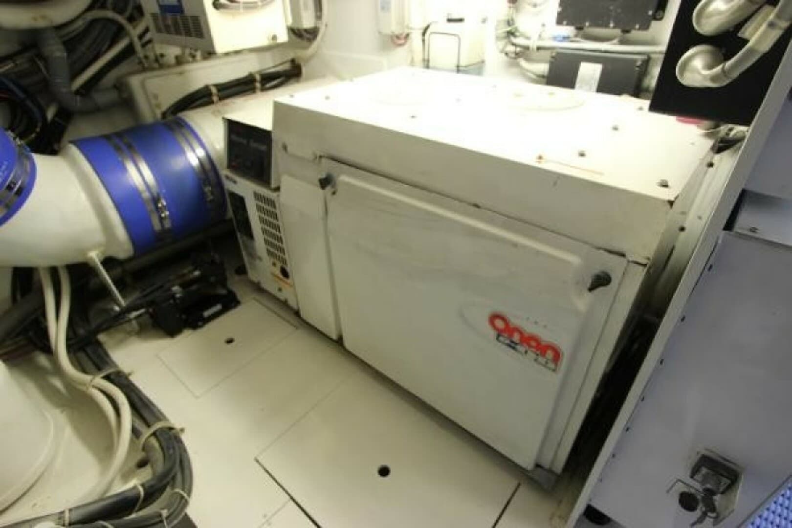 2004 Hatteras 60 Convertible — photo 25