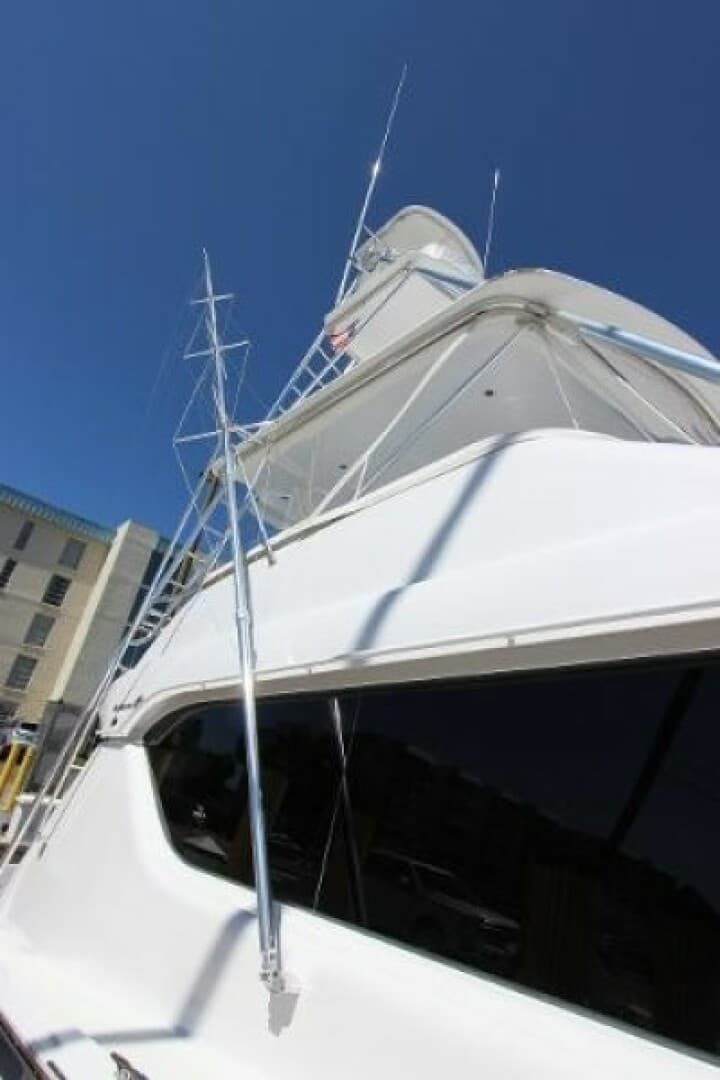 2004 Hatteras 60 Convertible — photo 9