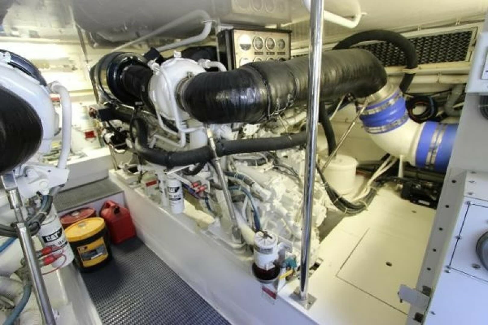 2004 Hatteras 60 Convertible — photo 31