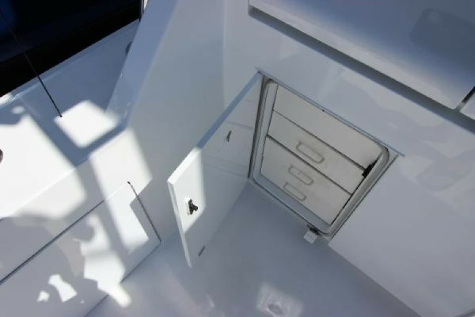 2004 Hatteras 60 Convertible — photo 17