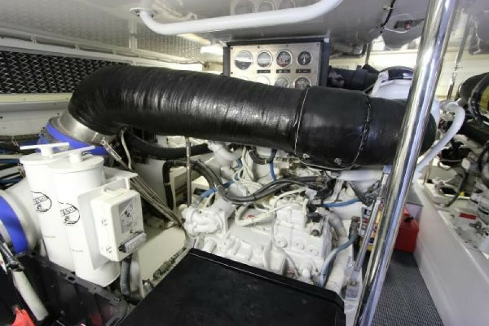 2004 Hatteras 60 Convertible — photo 29