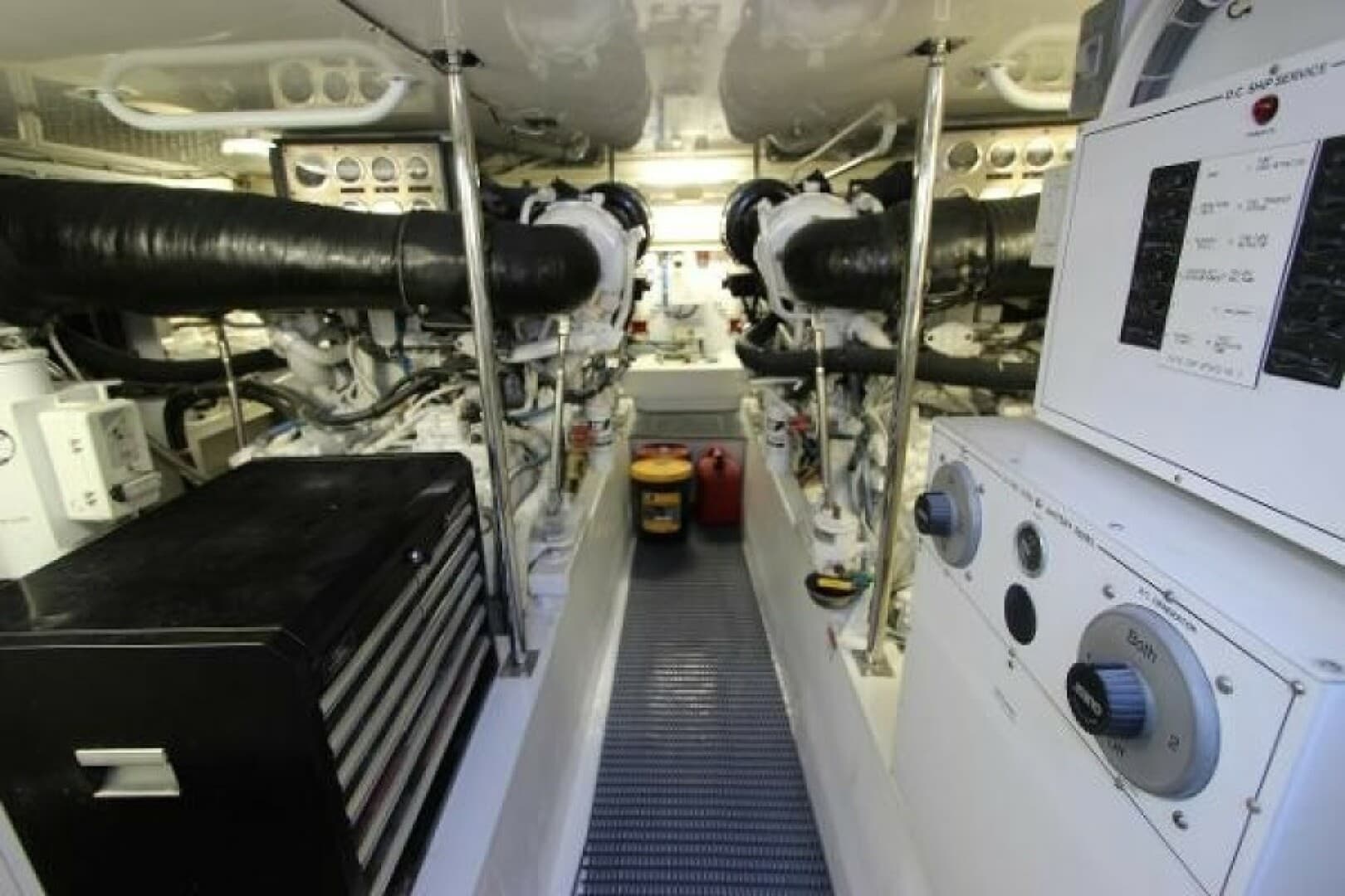 2004 Hatteras 60 Convertible — photo 24