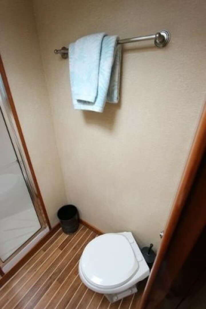 2004 Hatteras 60 Convertible — photo 68