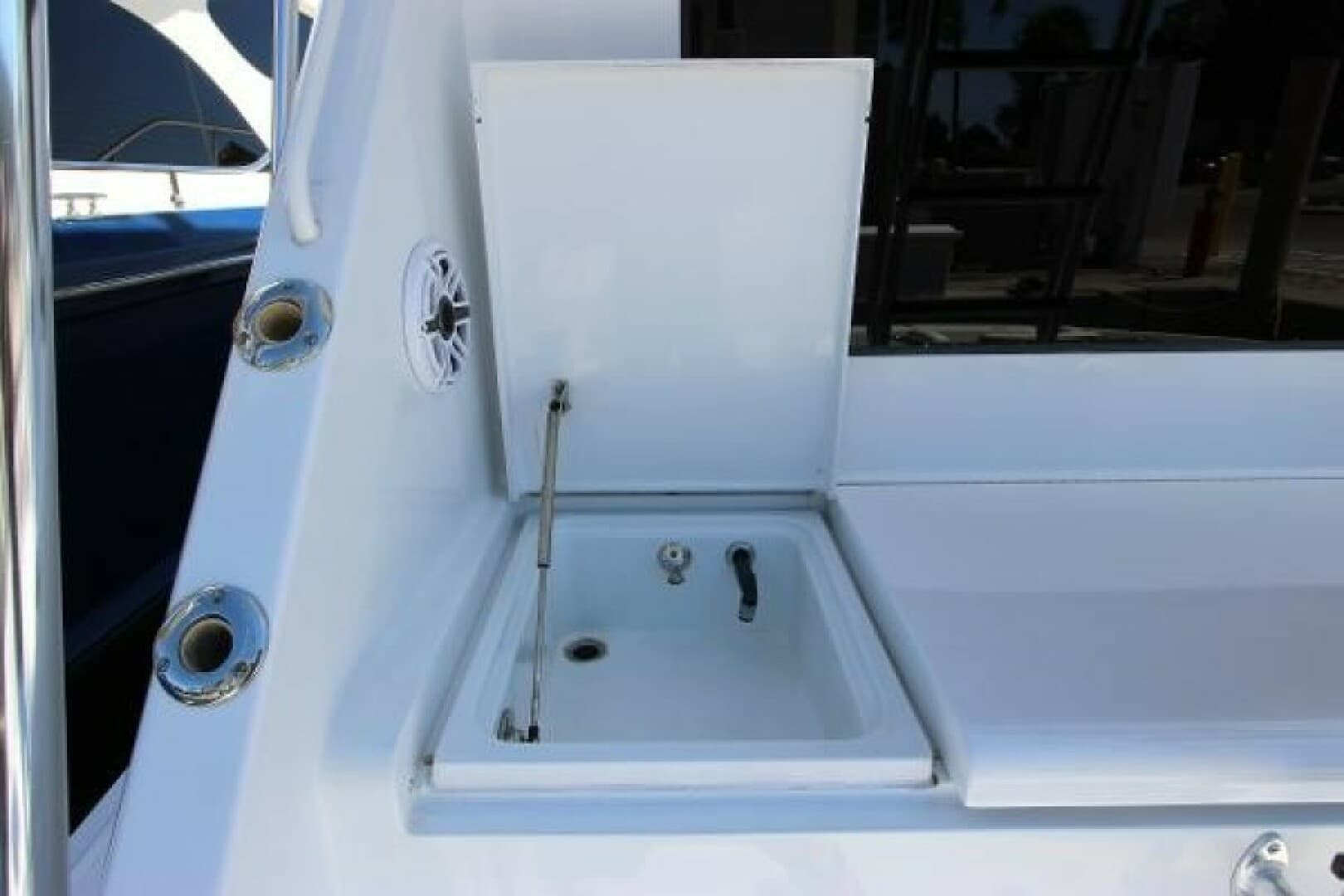 2004 Hatteras 60 Convertible — photo 18