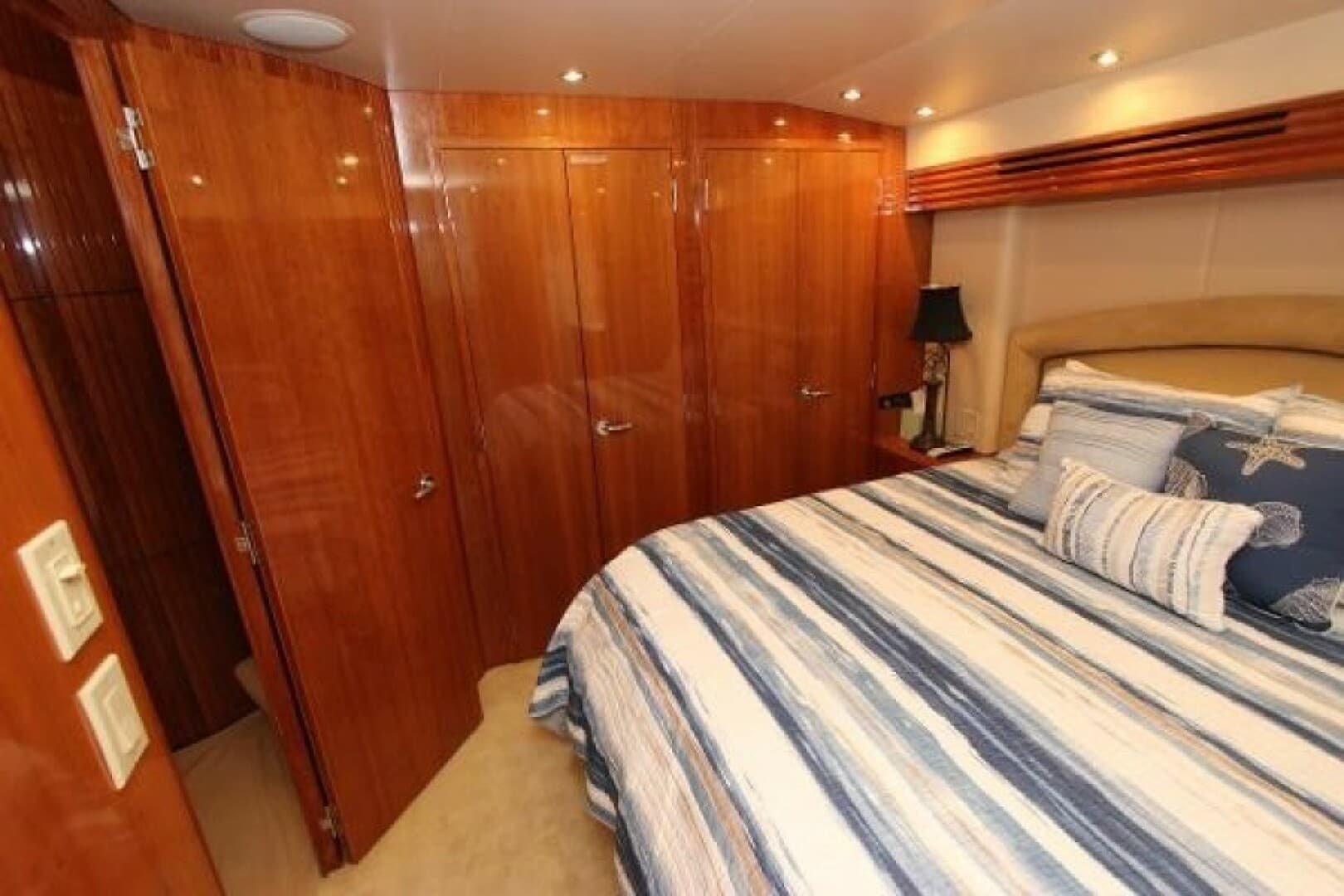 2004 Hatteras 60 Convertible — photo 63