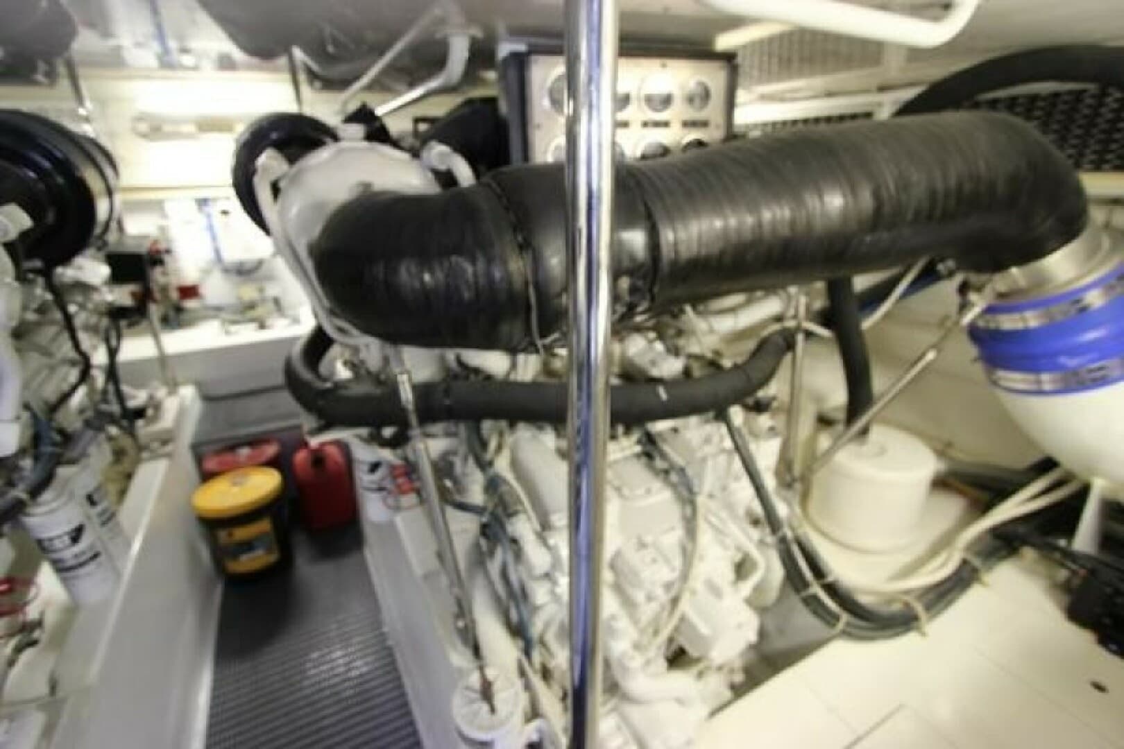 2004 Hatteras 60 Convertible — photo 32