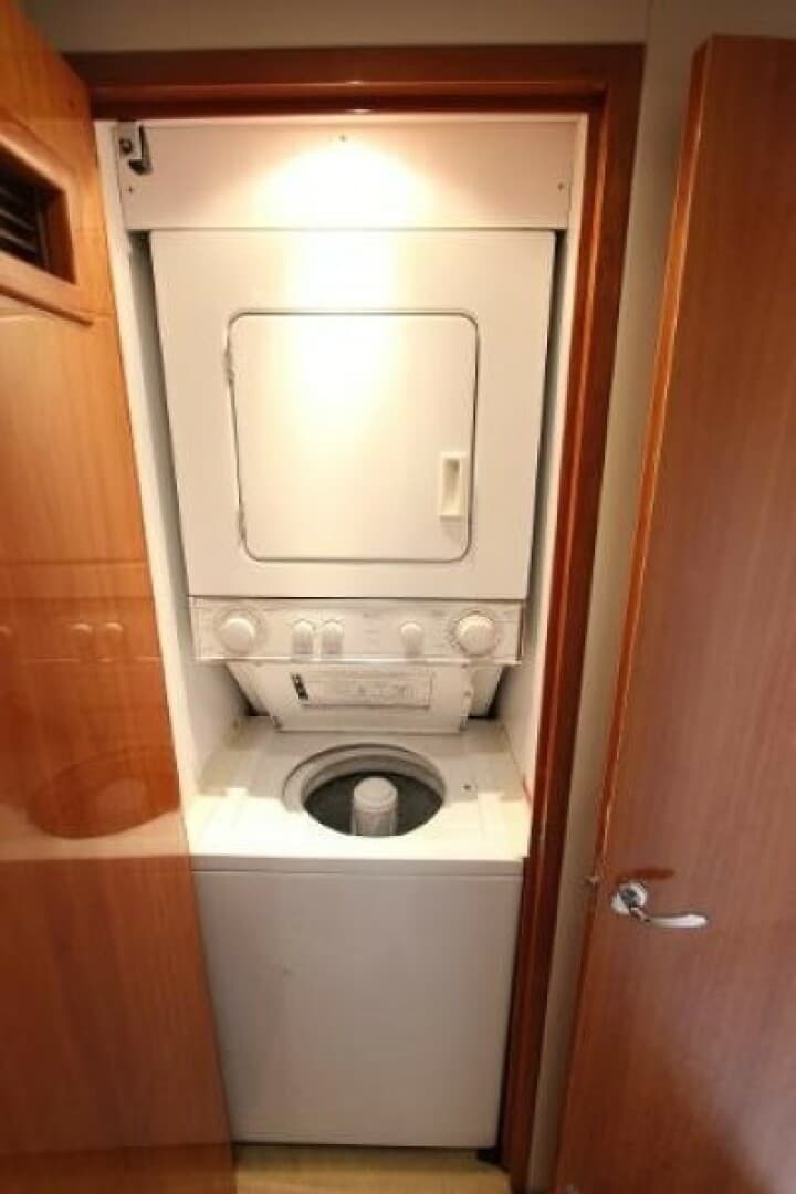 2004 Hatteras 60 Convertible — photo 77