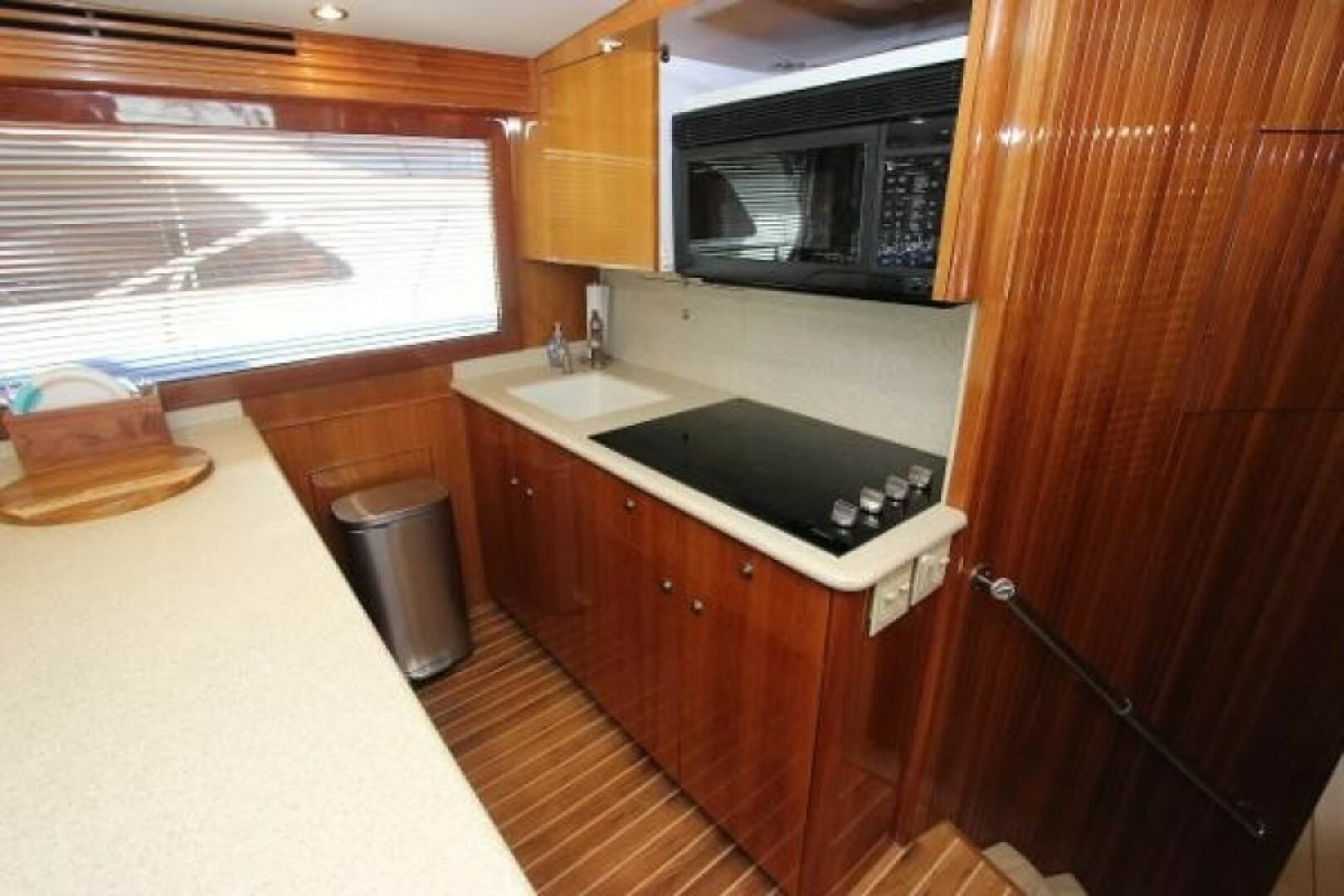 2004 Hatteras 60 Convertible — photo 57