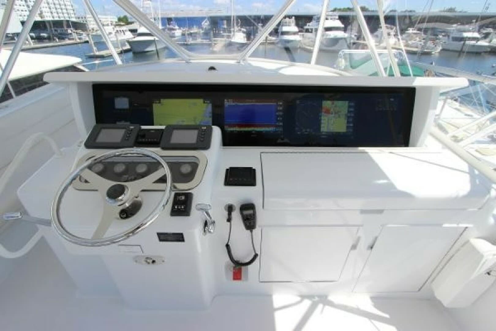 2004 Hatteras 60 Convertible — photo 41