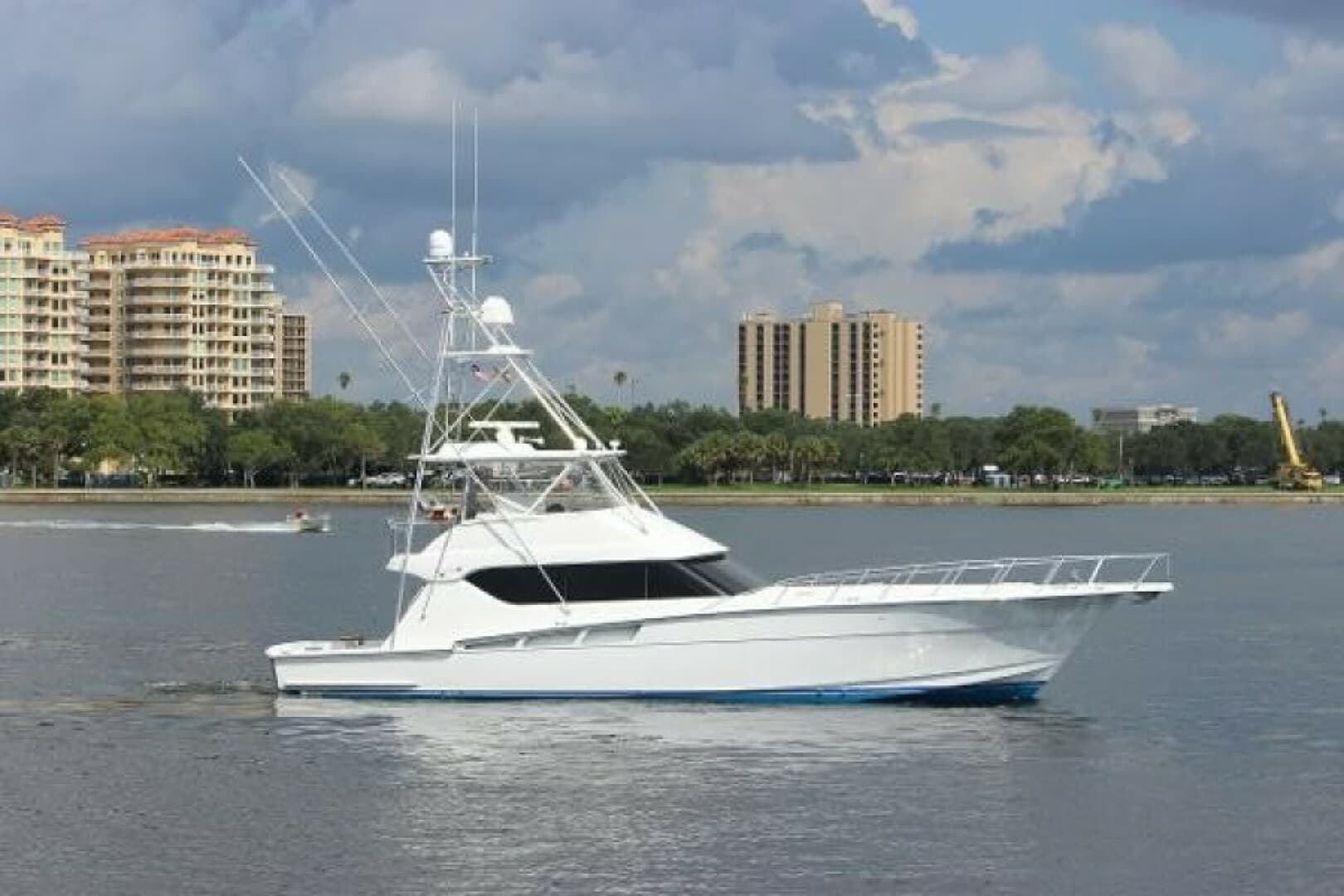 2004 Hatteras 60 Convertible — photo 3