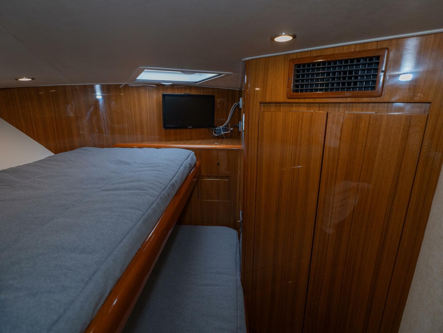 2009 Viking 50 Convertible — photo 18