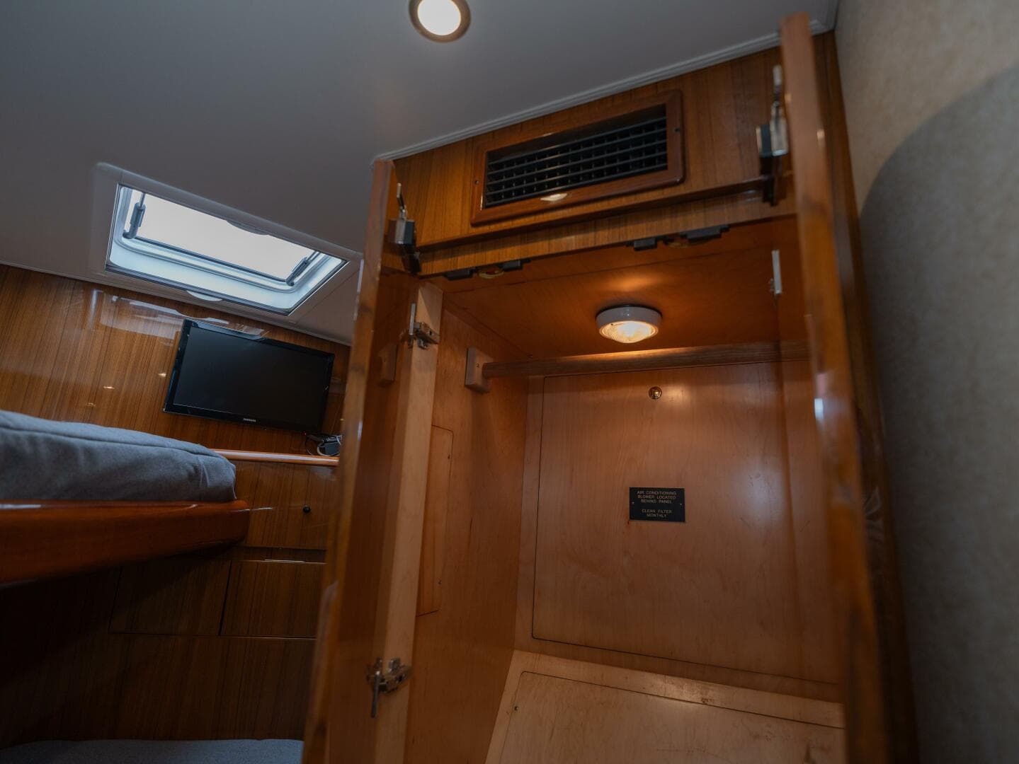 2009 Viking 50 Convertible — photo 19