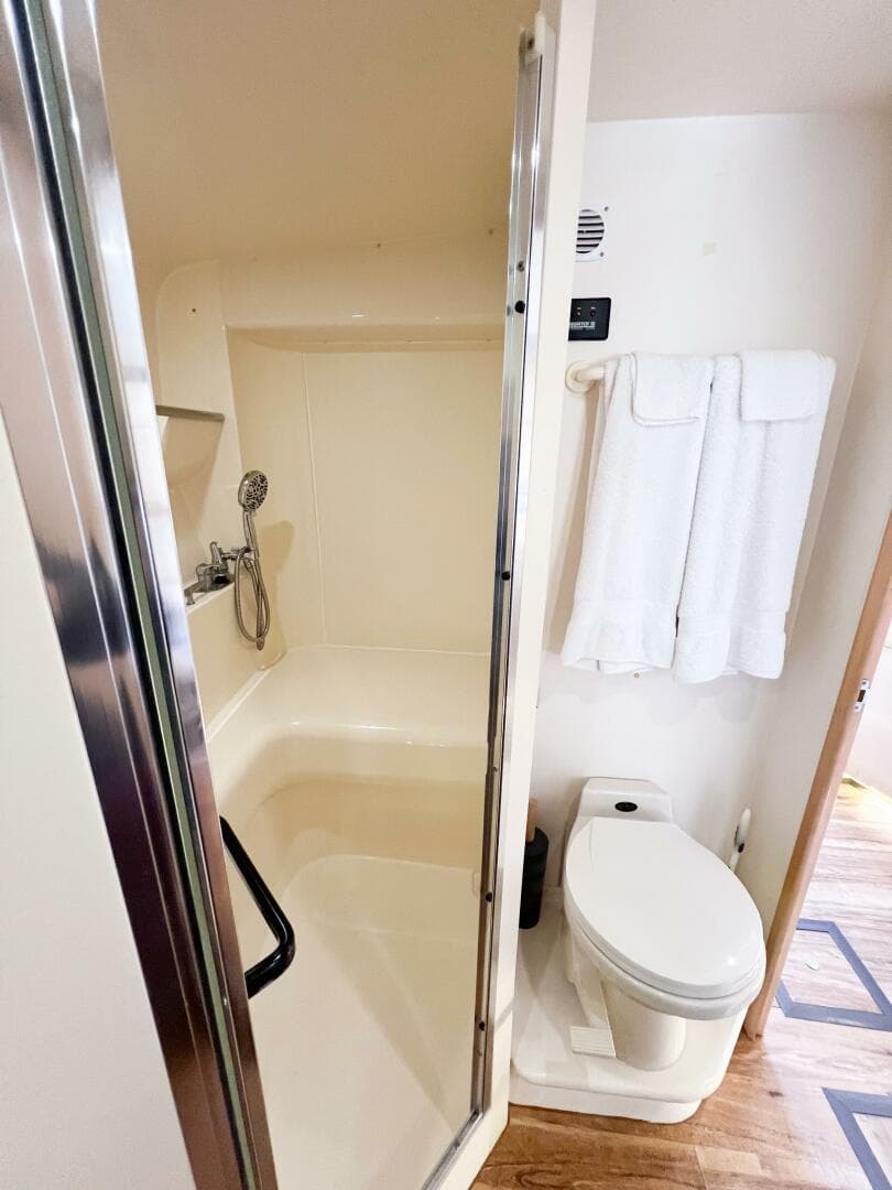 1998 Carver 350 Mariner — photo 31