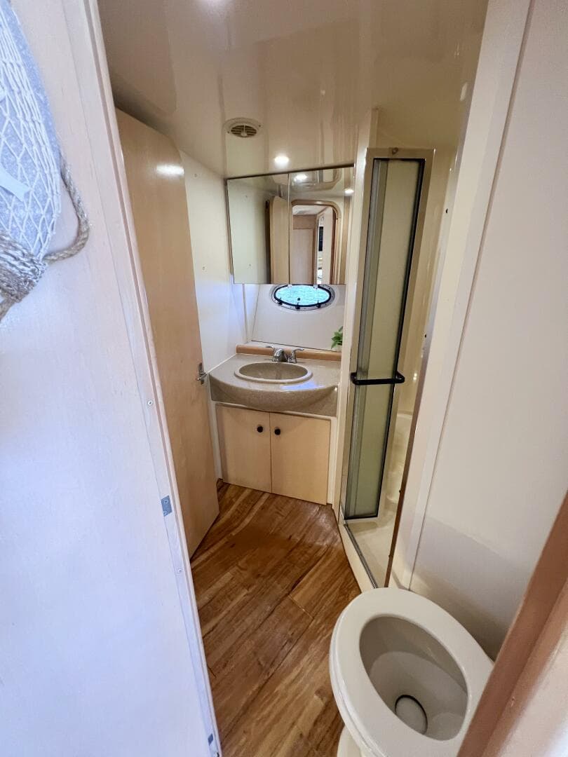 1998 Carver 350 Mariner — photo 23