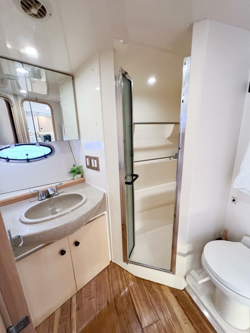 1998 Carver 350 Mariner — photo 29