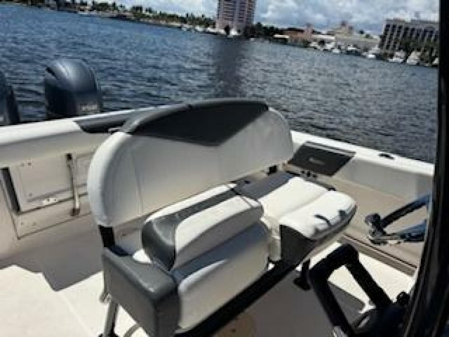 2022 Robalo R242 Center Console — photo 16