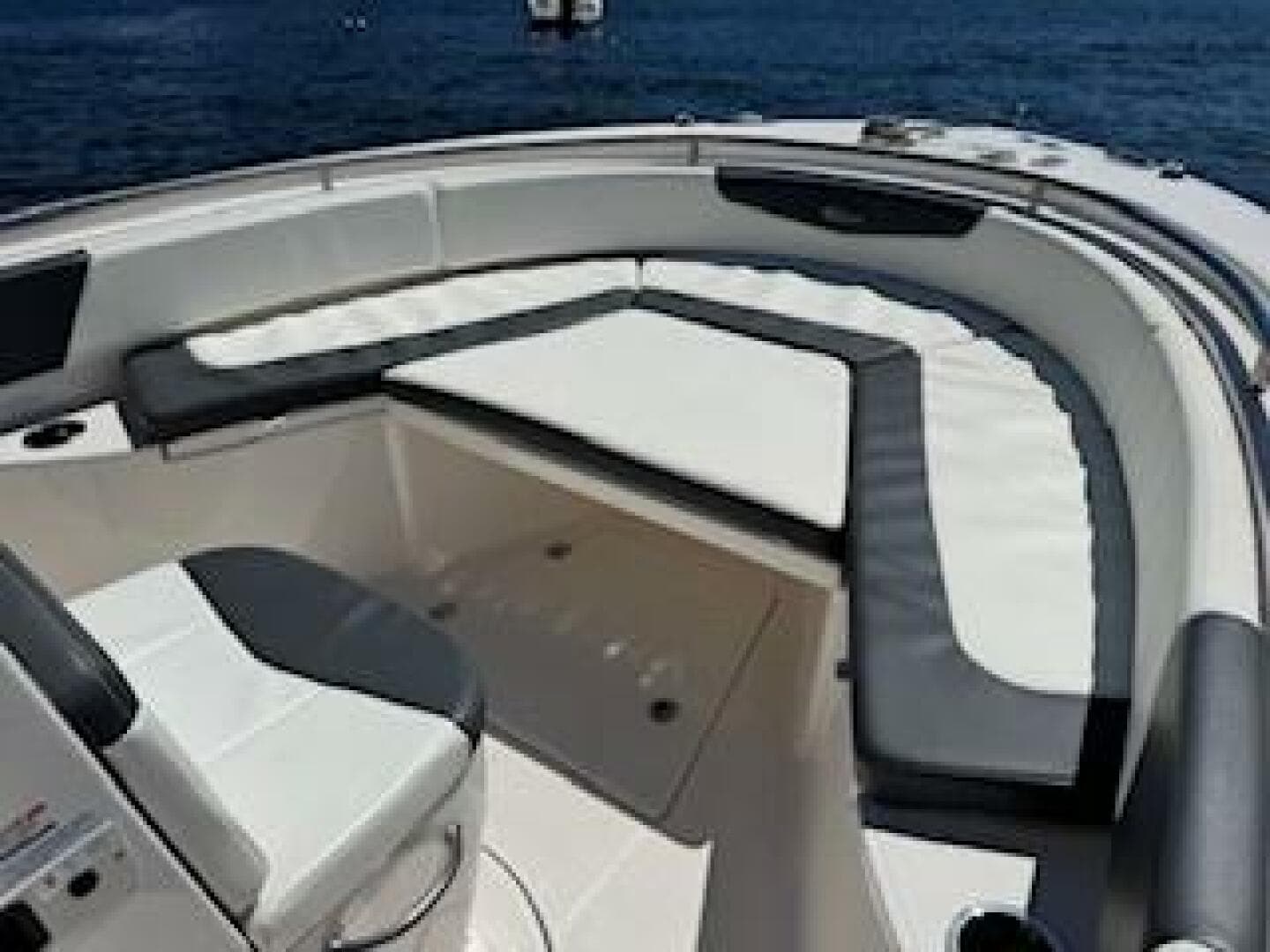 2022 Robalo R242 Center Console — photo 7