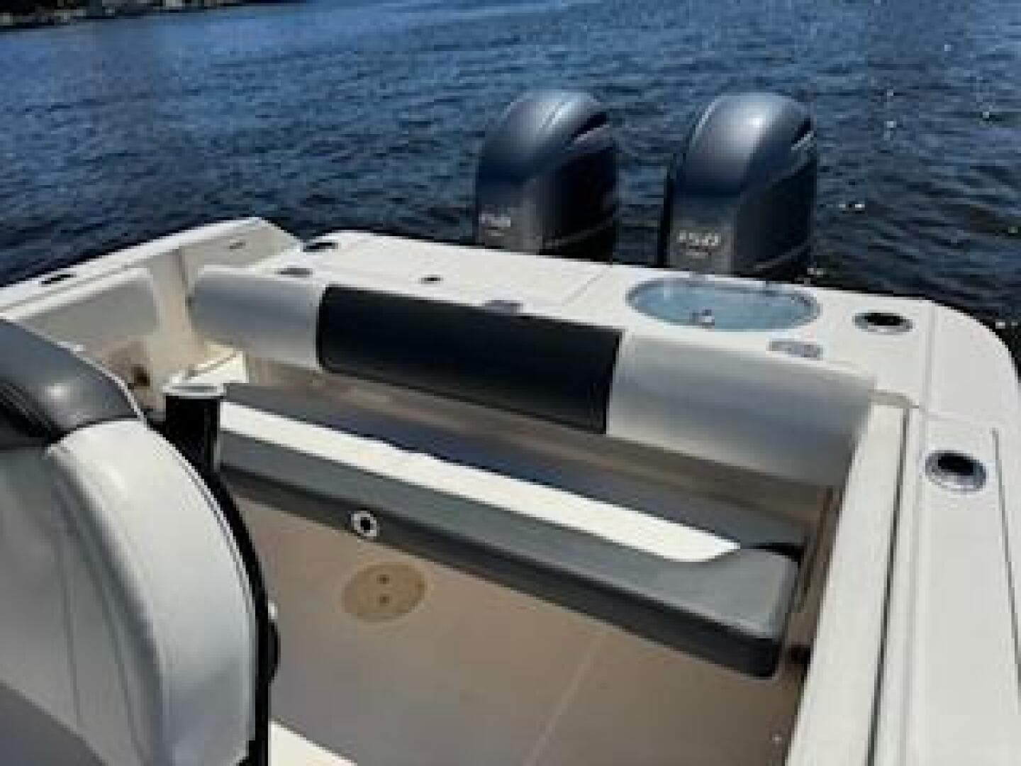 2022 Robalo R242 Center Console — photo 19