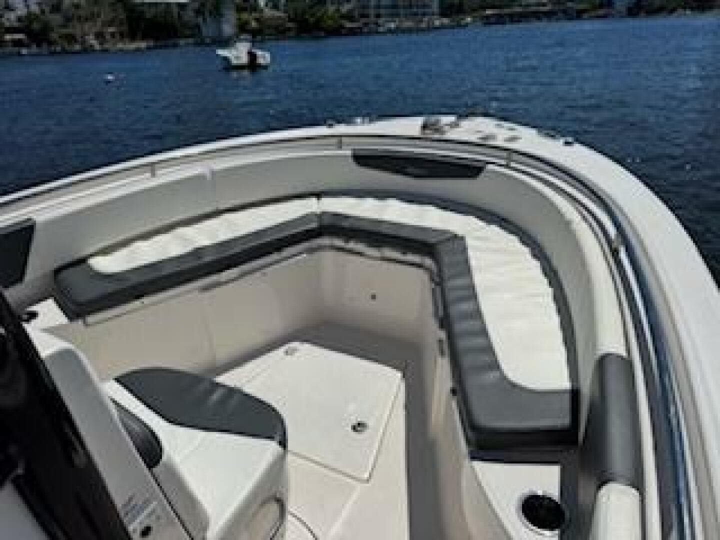 2022 Robalo R242 Center Console — photo 8