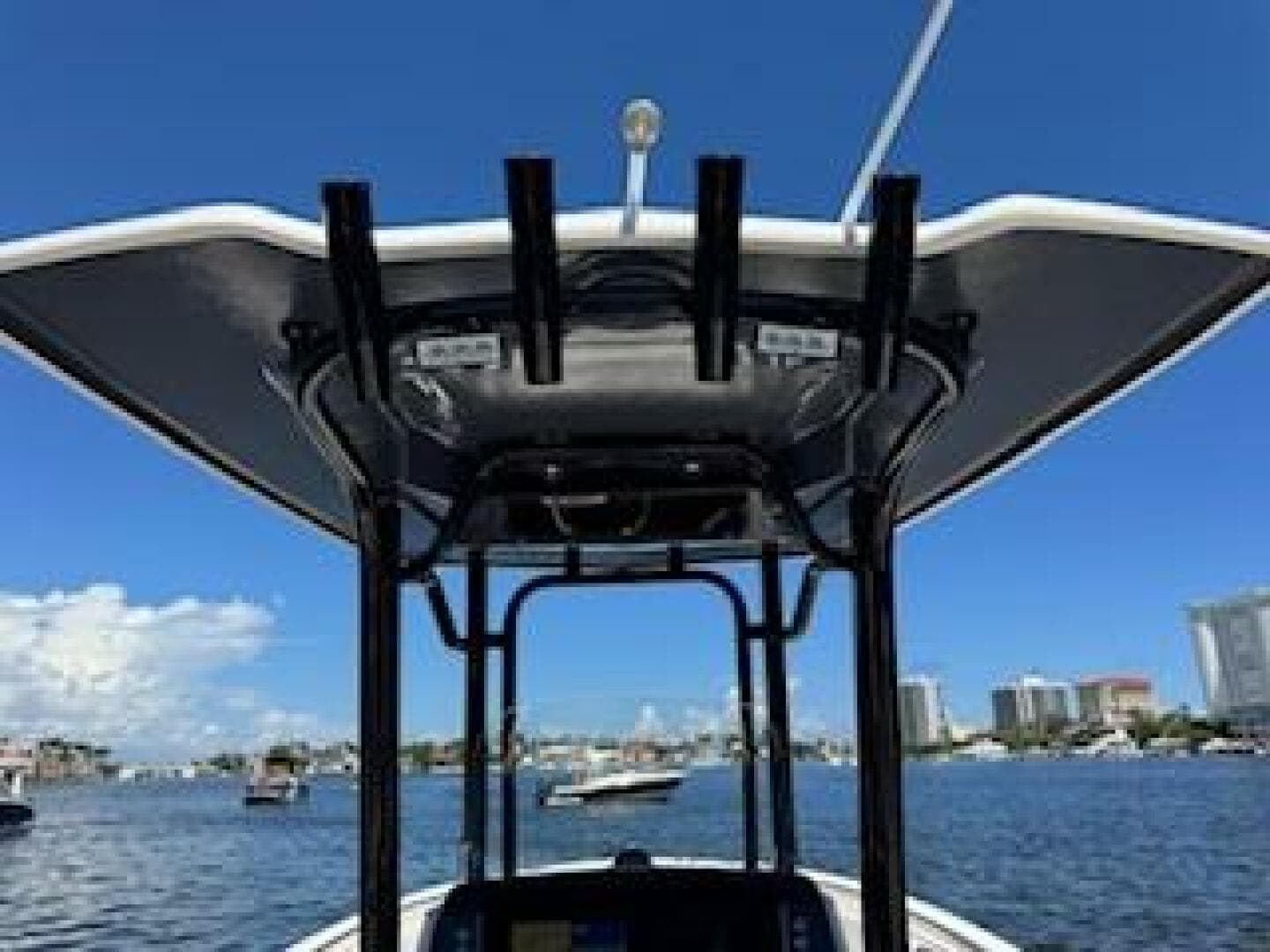 2022 Robalo R242 Center Console — photo 14