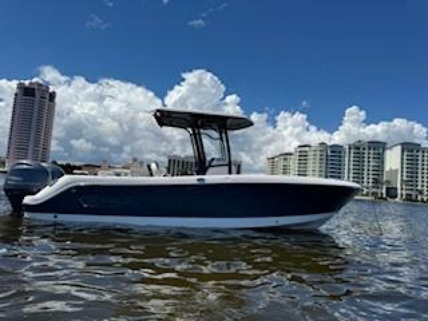 2022 Robalo R242 Center Console — photo 6