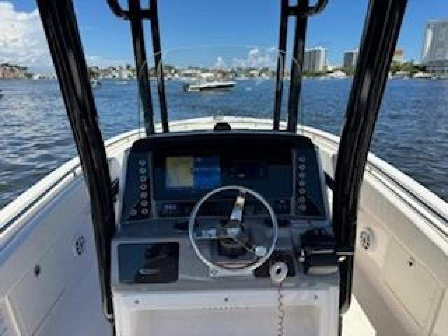 2022 Robalo R242 Center Console — photo 13