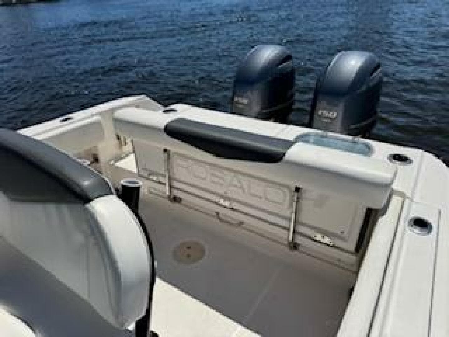 2022 Robalo R242 Center Console — photo 18