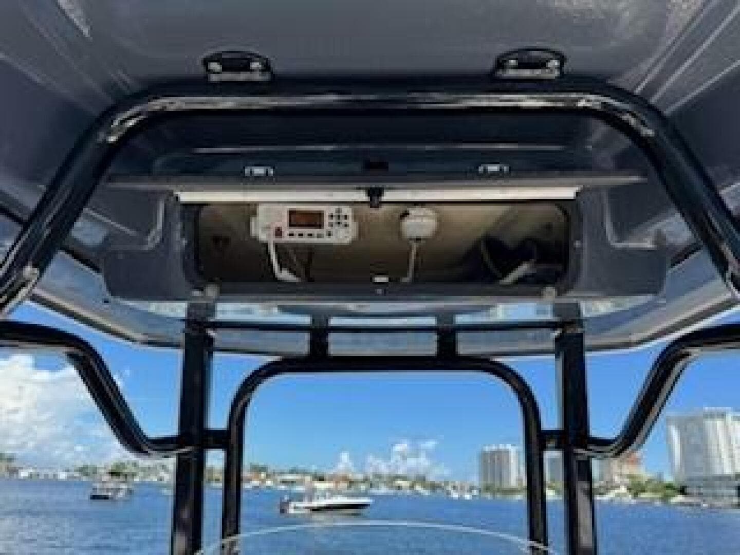 2022 Robalo R242 Center Console — photo 15