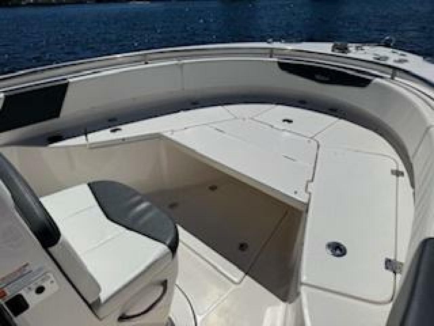 2022 Robalo R242 Center Console — photo 9