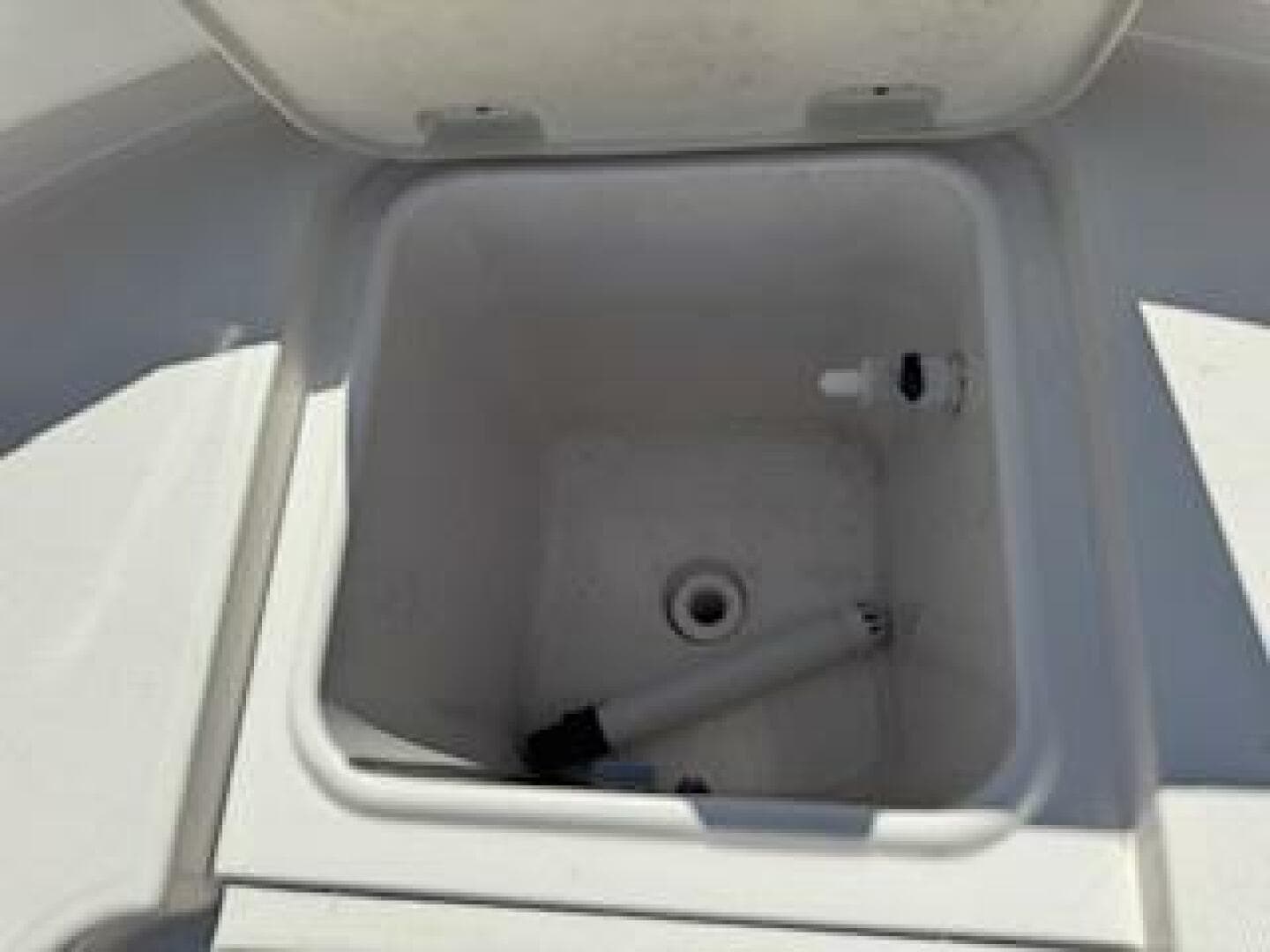 2022 Robalo R242 Center Console — photo 11