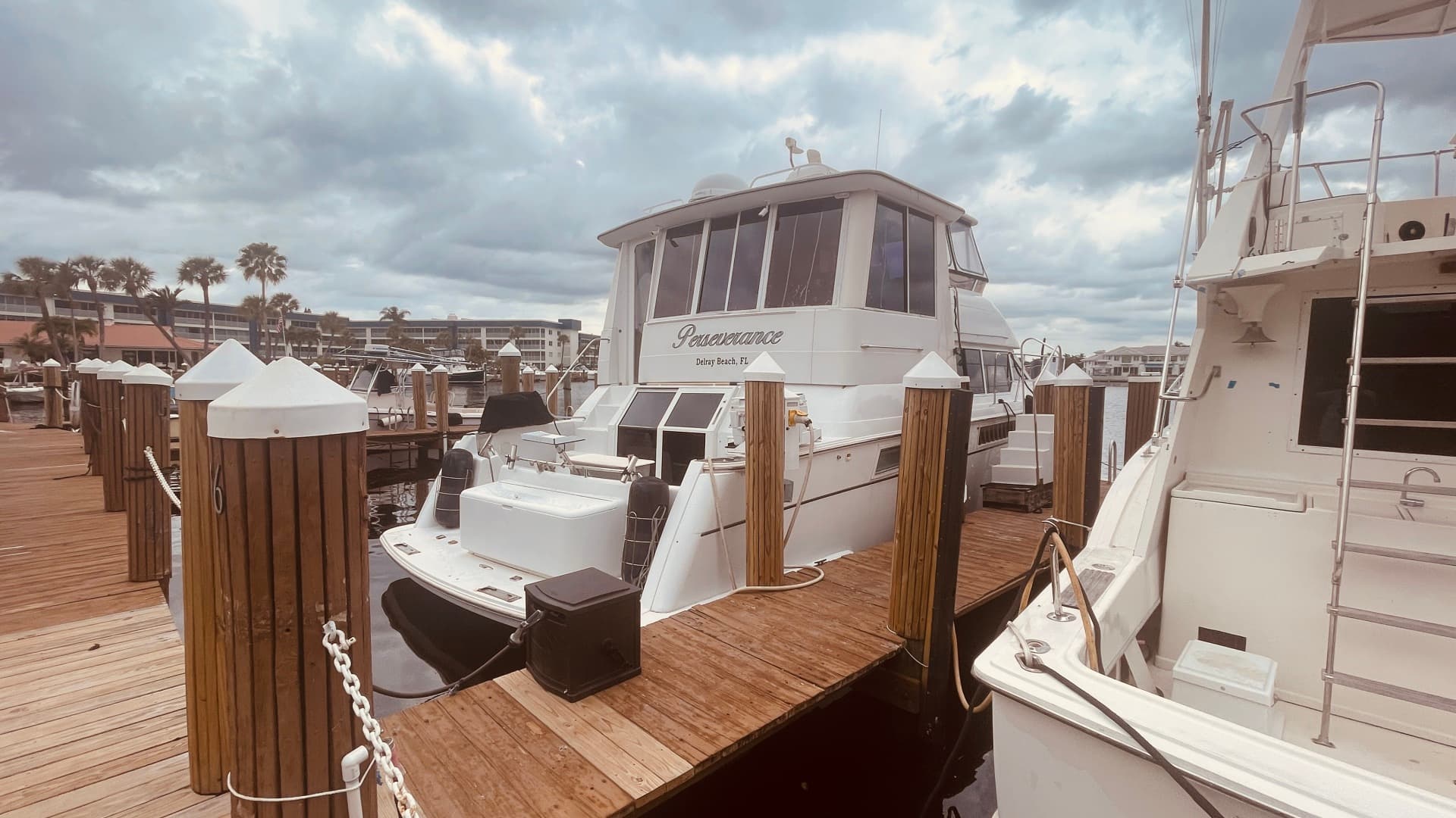 1997 Carver Yachts 500 Cockpit — photo 3