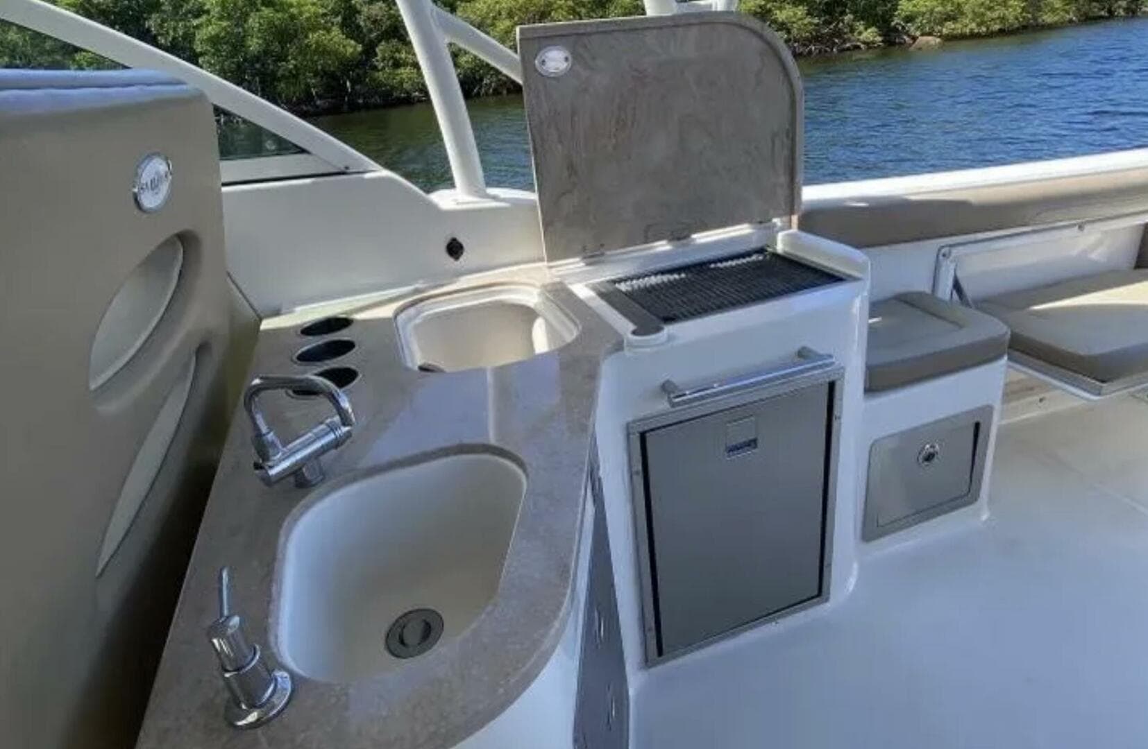 2018 Sailfish 325 DC — photo 8