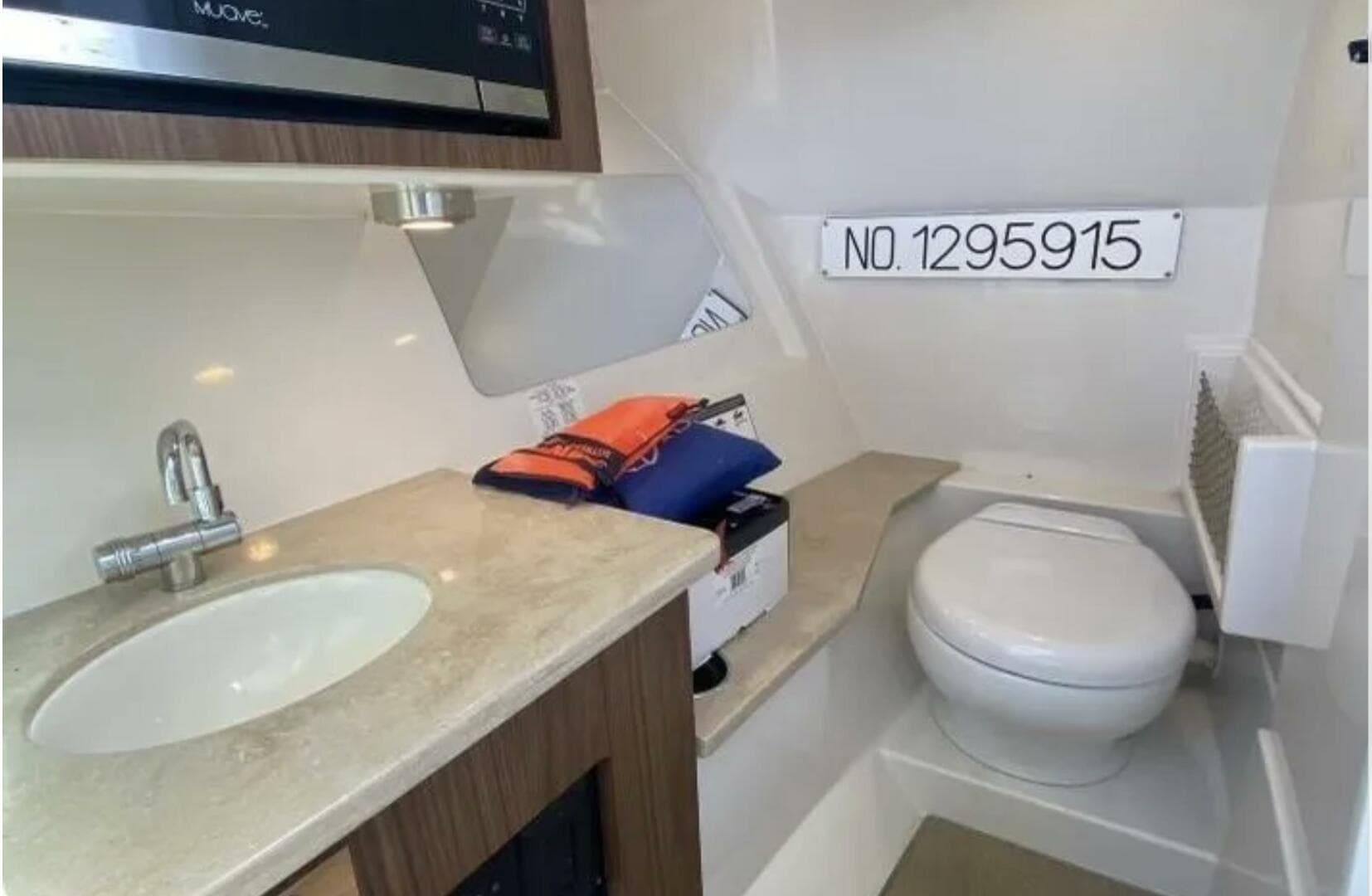 2018 Sailfish 325 DC — photo 14