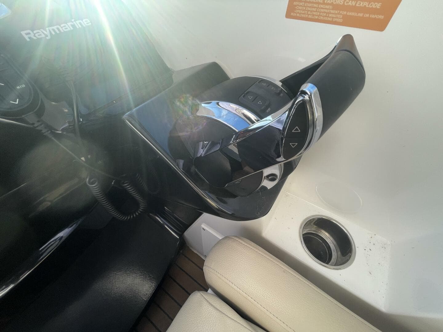 2016 Rinker 310 Express — photo 26