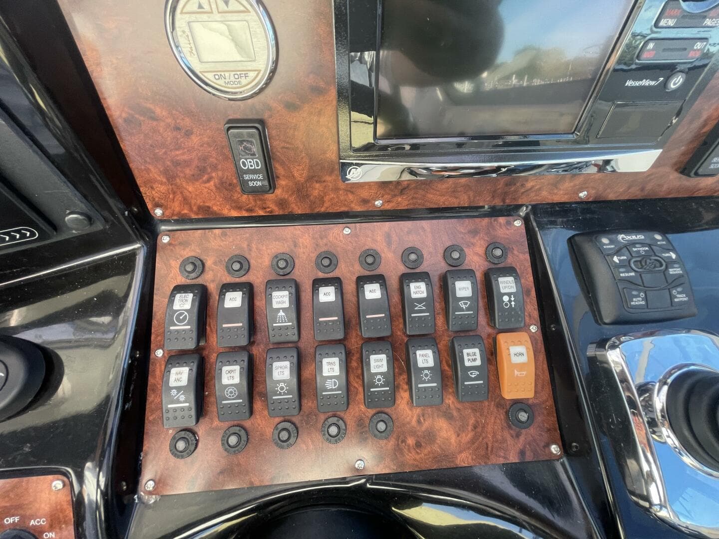 2016 Rinker 310 Express — photo 24